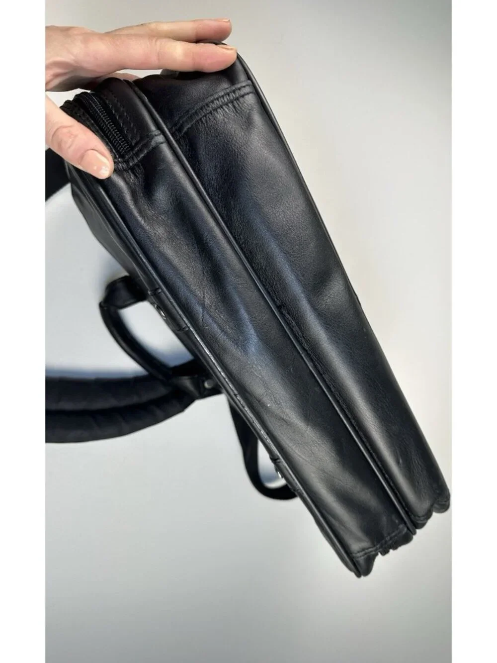 Kenneth Cole Black Leather Laptop Business Messenger Bag with Shoulder Strap